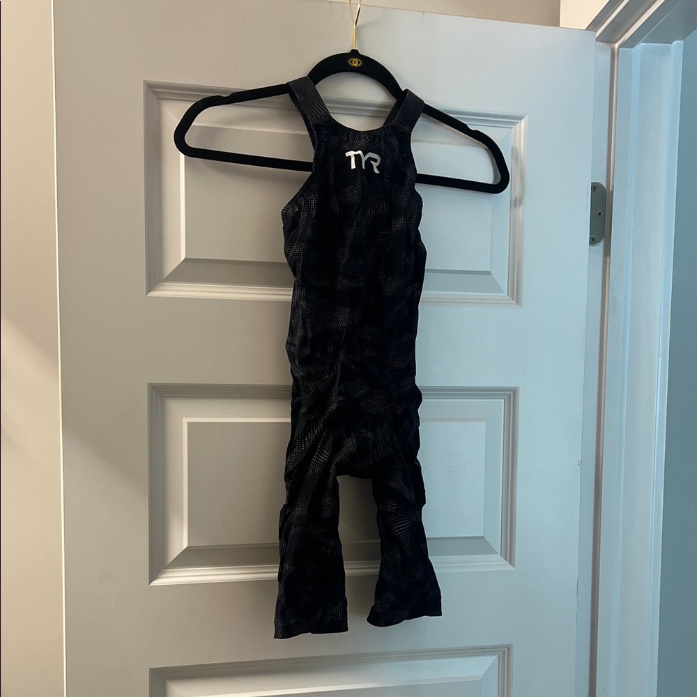 TYR Avictor Exolon Closed Back